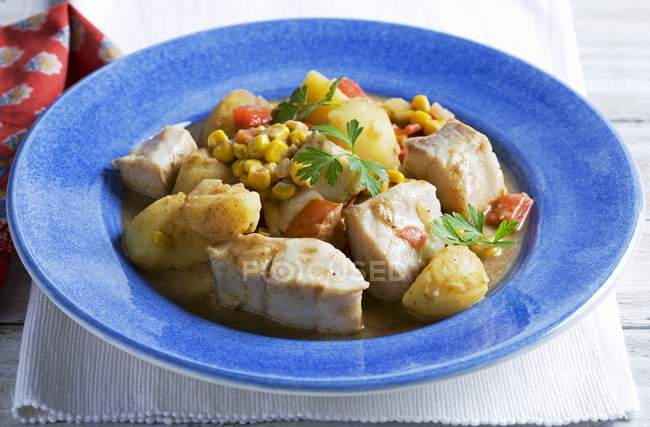 Curry di pesce con patate e mais dolce — Foto stock