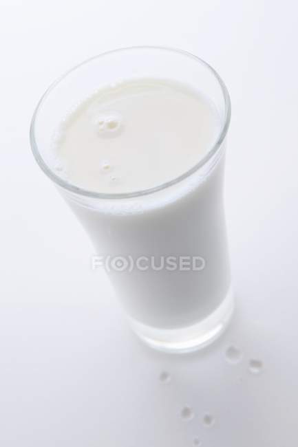Vaso de leche fresca y ecológica - foto de stock