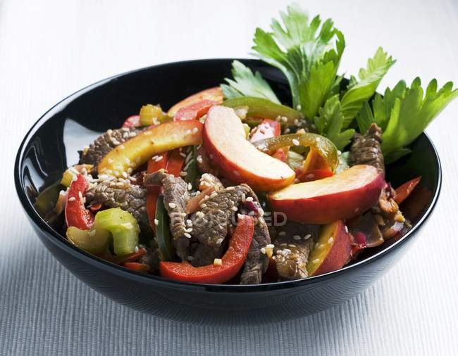 Beef salad with peaches — Stock Photo