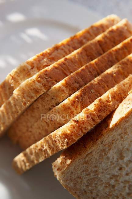 Кусочки хлеба из цельной муки — стоковое фото