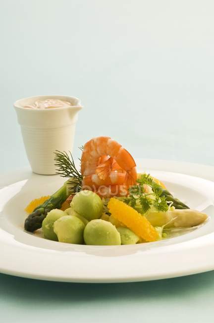 Coquetel de camarão com abacate, laranjas e espargos na placa branca — Fotografia de Stock