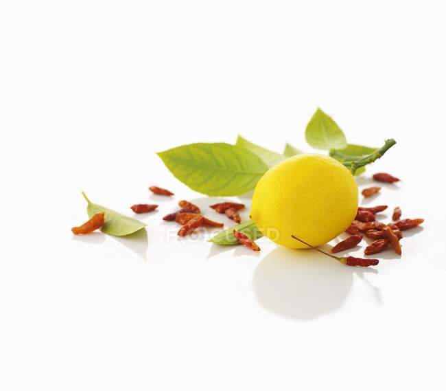Лимон и перец чили — стоковое фото