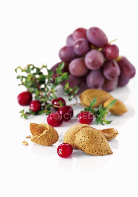 Uvas com cranberries e amêndoas — Fotografia de Stock