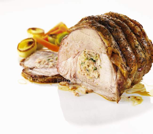 Carne di maiale arrosto ripiena con porro e pancetta — Foto stock