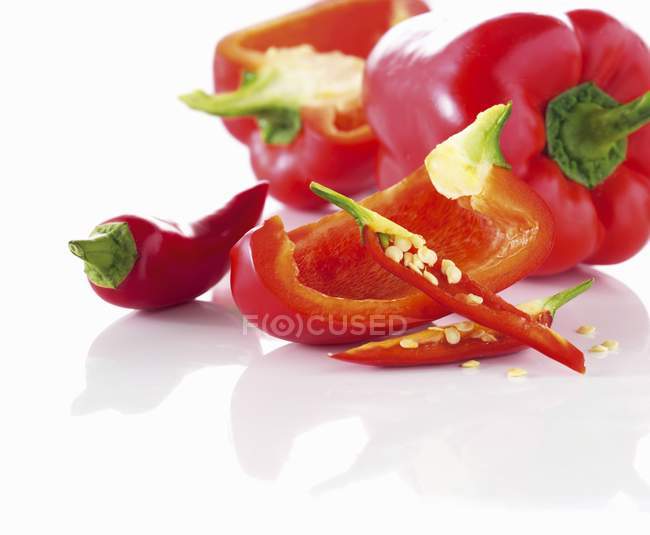 Poivrons rouges et piments — Photo de stock