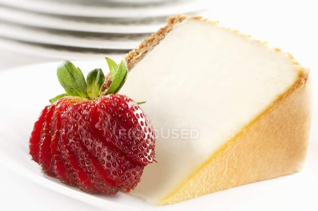 Rebanada de pastel de queso con corteza - foto de stock