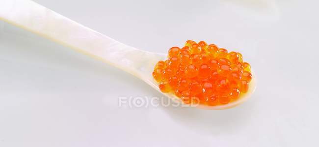 Löffel voll Forellen-Kaviar — Stockfoto