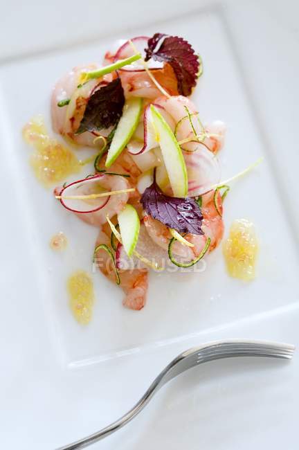 Closeup view of shrimps with sliced cedar and lemon sauce — Stock Photo