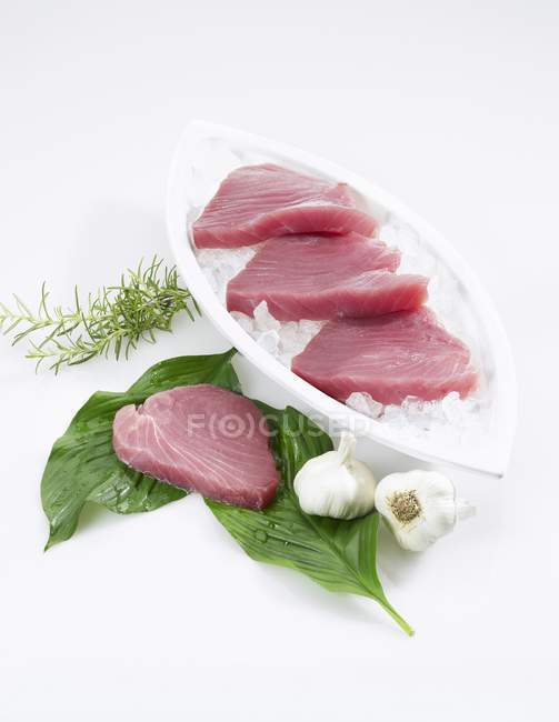 Filetes de atún fresco sobre hielo - foto de stock