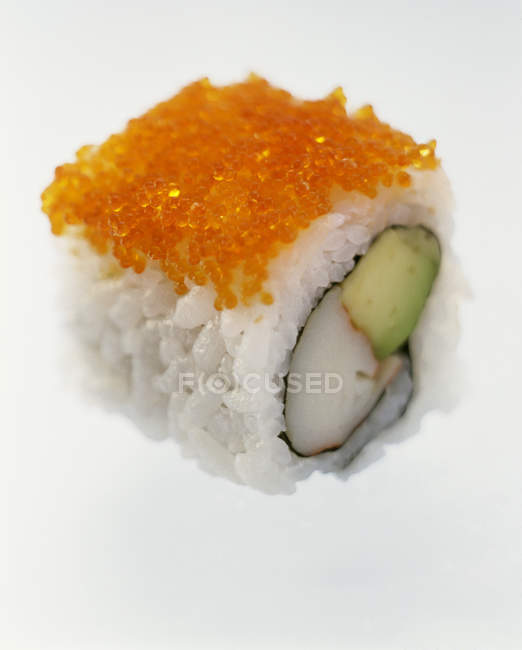 Un rouleau de sushi californien — Photo de stock