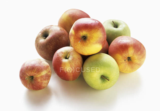 Ассорти спелых яблок — стоковое фото