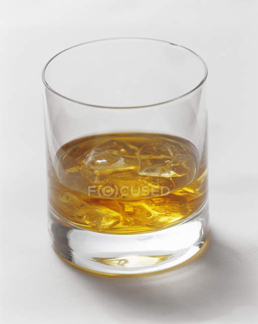 Verre de whisky avec glaçons — Photo de stock