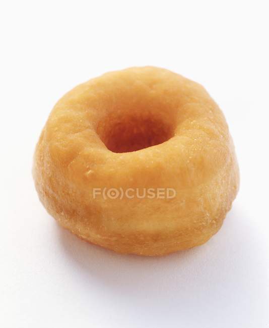Vista close-up de um donut liso na superfície branca — Fotografia de Stock