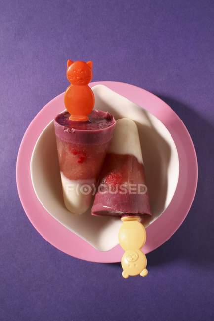 Top view of homemade raspberry lollies in bowl — Stock Photo