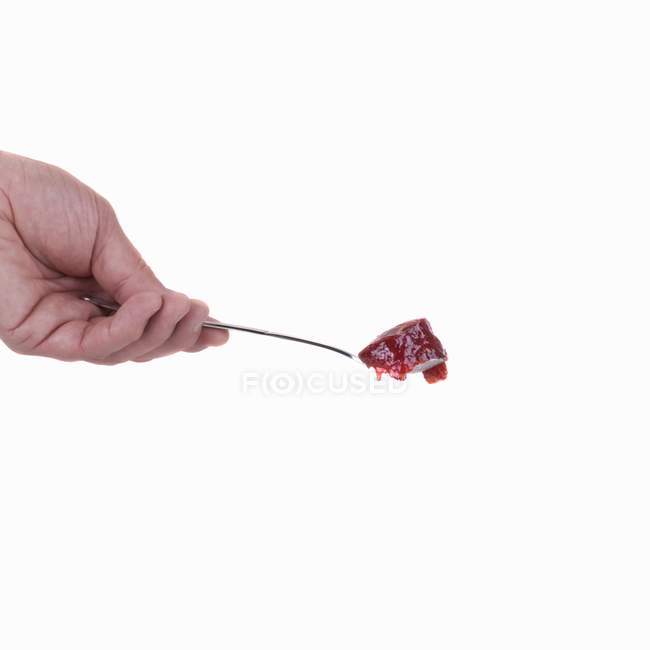 Menschliche Hand hält Löffel mit Marmelade — Stockfoto