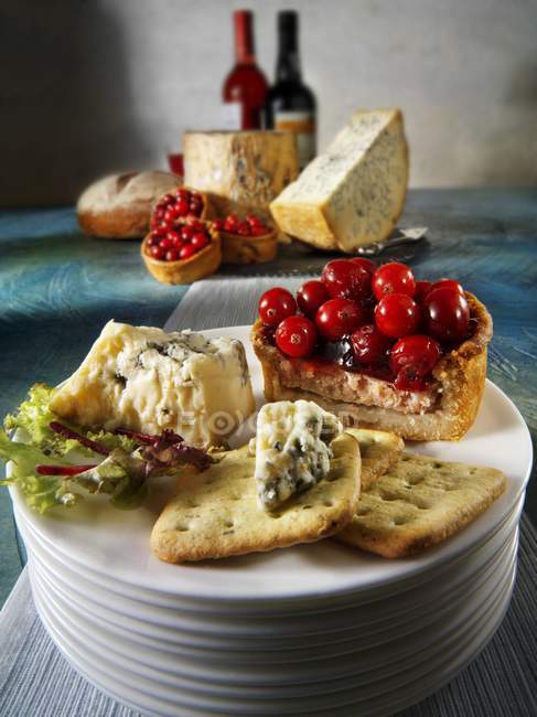 Синий сыр из тарелок — стоковое фото