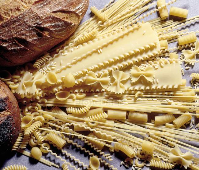 Différents types de pâtes sèches — Photo de stock