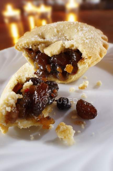 Closeup view of cracked mince pie with raisins and dried fruit — Stock Photo