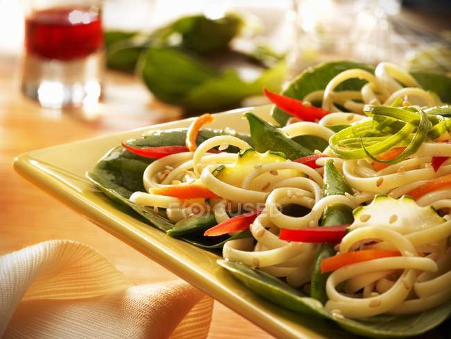 Vegetable stir fry with linguine pasta — Stock Photo