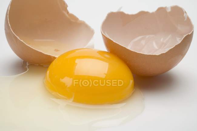 Huevo agrietado y abierto - foto de stock