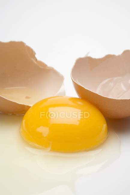 Яйцо треснуло и открылось — стоковое фото