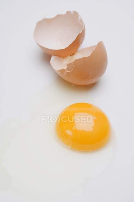 Huevo agrietado y abierto - foto de stock