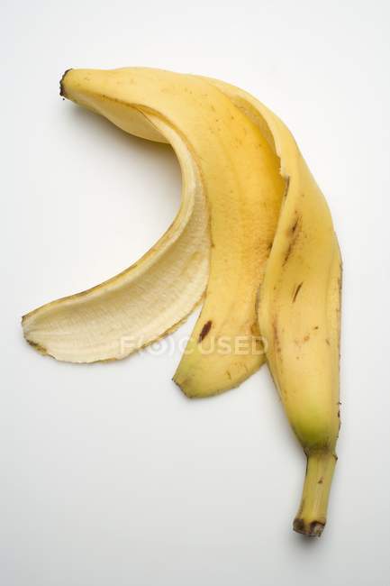 Piel fresca de plátano - foto de stock