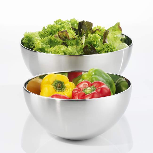 Poivrons et salade verte — Photo de stock