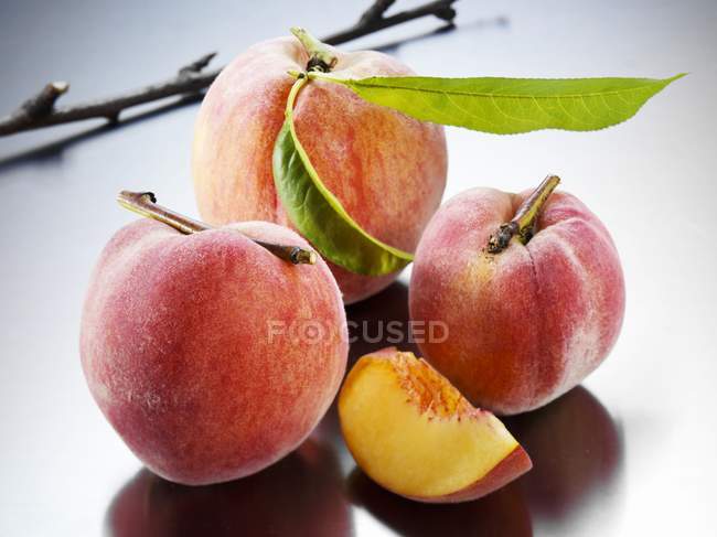 Жовтий флорентійського peaches з листям — стокове фото
