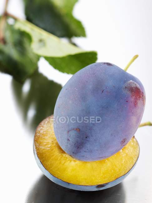 Prune fraîche coupée en deux — Photo de stock