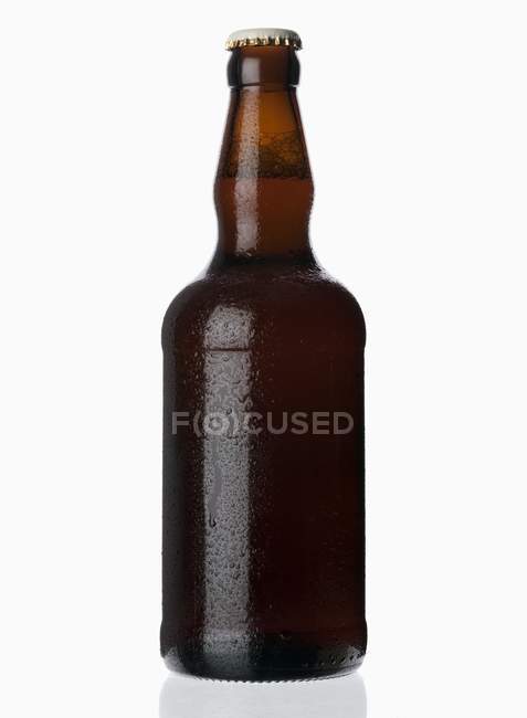 Охолоджена пляшка пива — стокове фото