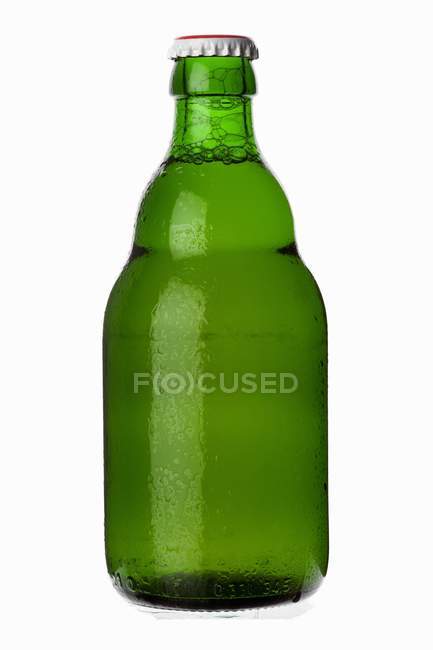 Охлажденная бутылка пива — стоковое фото