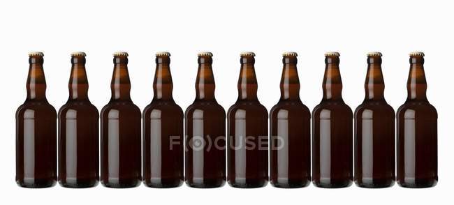 Botellas marrones con cerveza - foto de stock