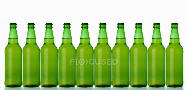 Grüne Flaschen in einer Reihe stehen — Stockfoto