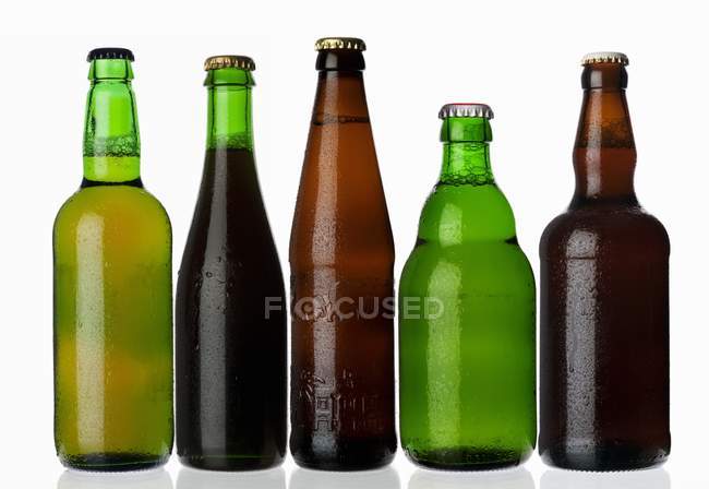 Varios tipos de cerveza en botellas - foto de stock