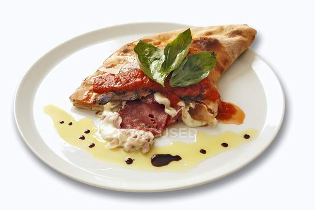 Calzone avec mozzarella et saucisse — Photo de stock