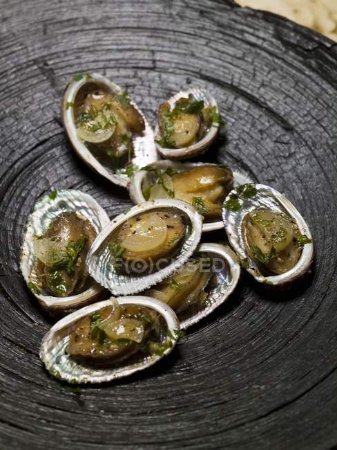 Ormeau - escargots de mer avec sauce aux herbes et aux oignons — Photo de stock
