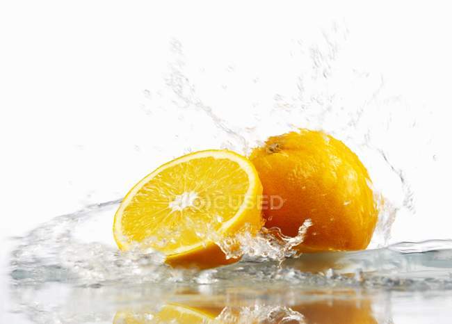 Oranges avec éclaboussures d'eau — Photo de stock