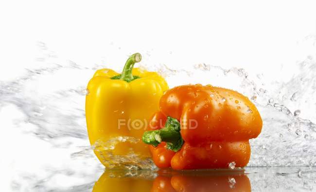 Gelbe und orangefarbene Paprika — Stockfoto