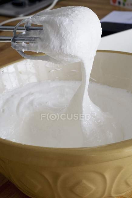 Mistura de merengue em uma tigela — Fotografia de Stock