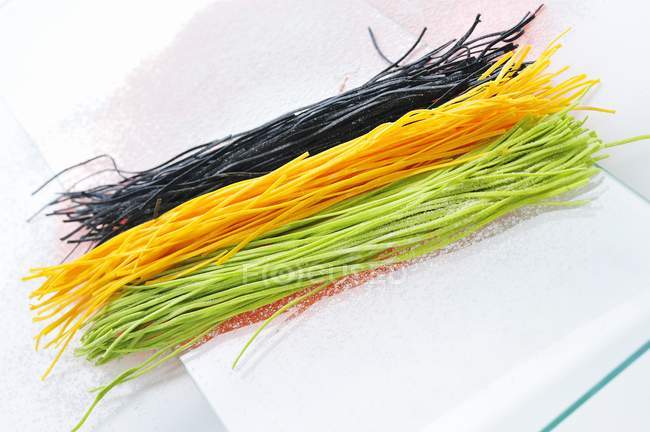 Pâtes linguines colorées — Photo de stock