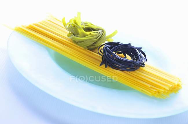Spaghetti and tagliatelle pasta — Stock Photo