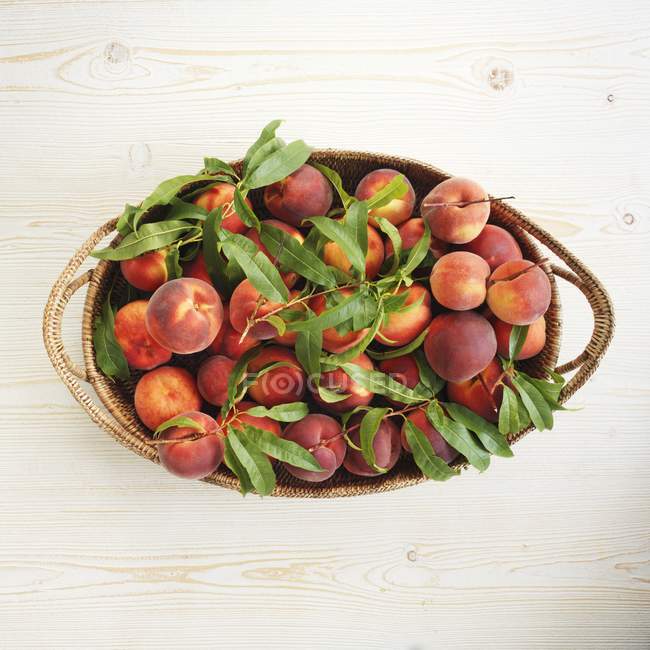 Pêssegos orgânicos na cesta — Fotografia de Stock