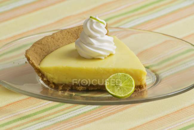 Tranche de tarte au citron vert clé — Photo de stock