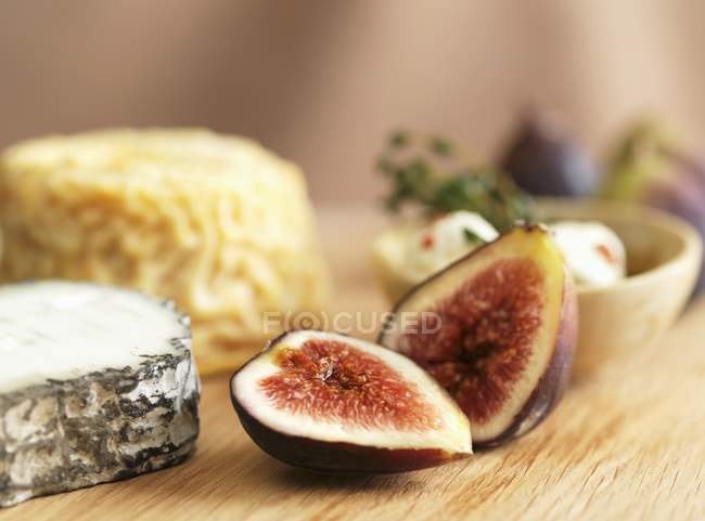 Figos frescos e queijo — Fotografia de Stock