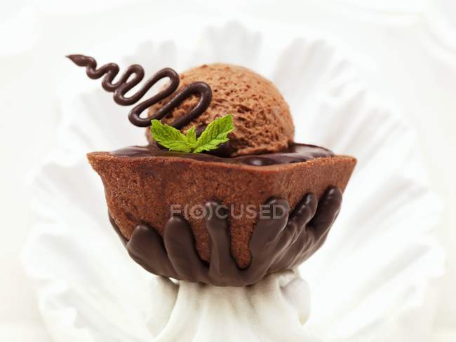 Mousse de chocolate Sobremesa com folhas de hortelã — Fotografia de Stock
