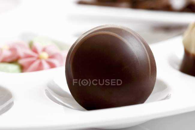 Bola de chocolate negro - foto de stock