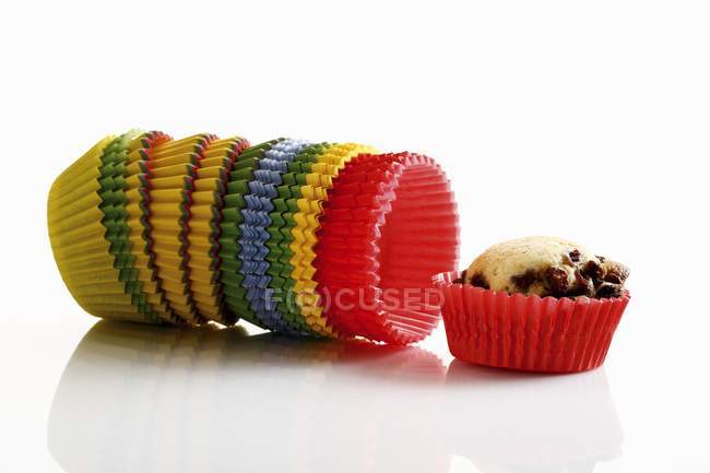Muffin y cajas de papel de colores - foto de stock