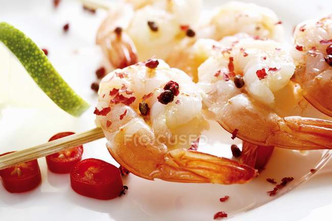 Skewered prawns with red pepper — Stock Photo