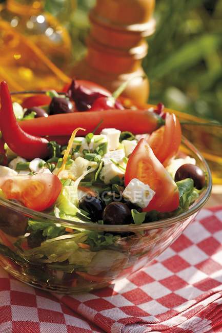 Грецький салат на столі — стокове фото